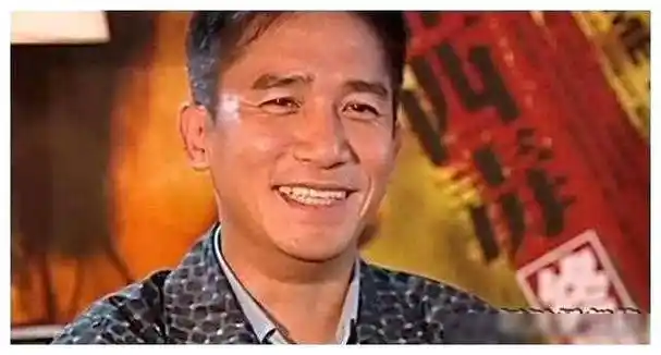 原创刘德华心形比手势成网红粉丝疯狂转发