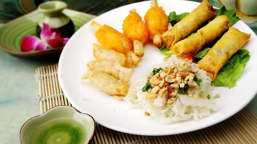 金黄诱人的可口春卷高清特色美食桌面壁纸大图片下载