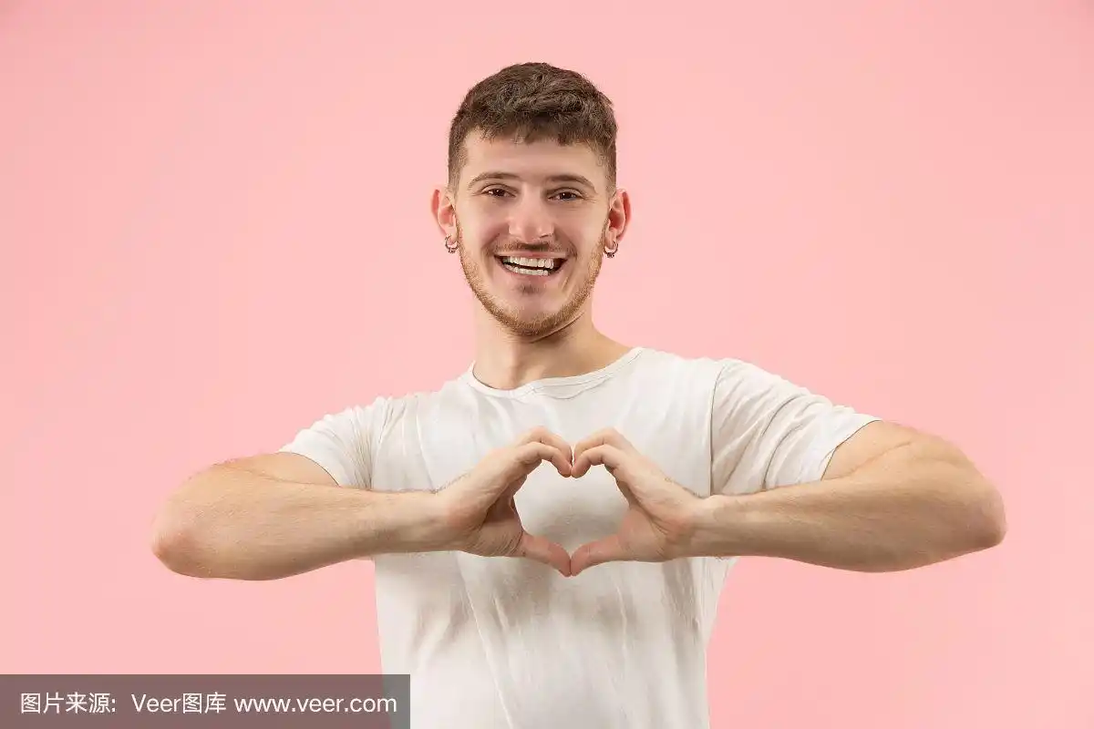有魅力的男人正在用手指做一个心形的符号.