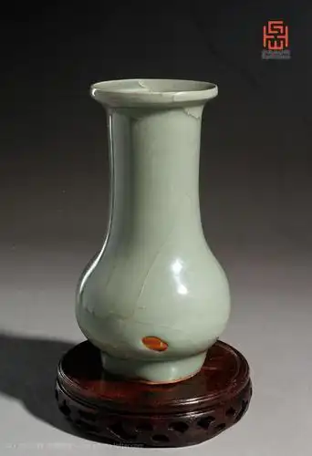 南宋龙泉窑青釉长颈瓶