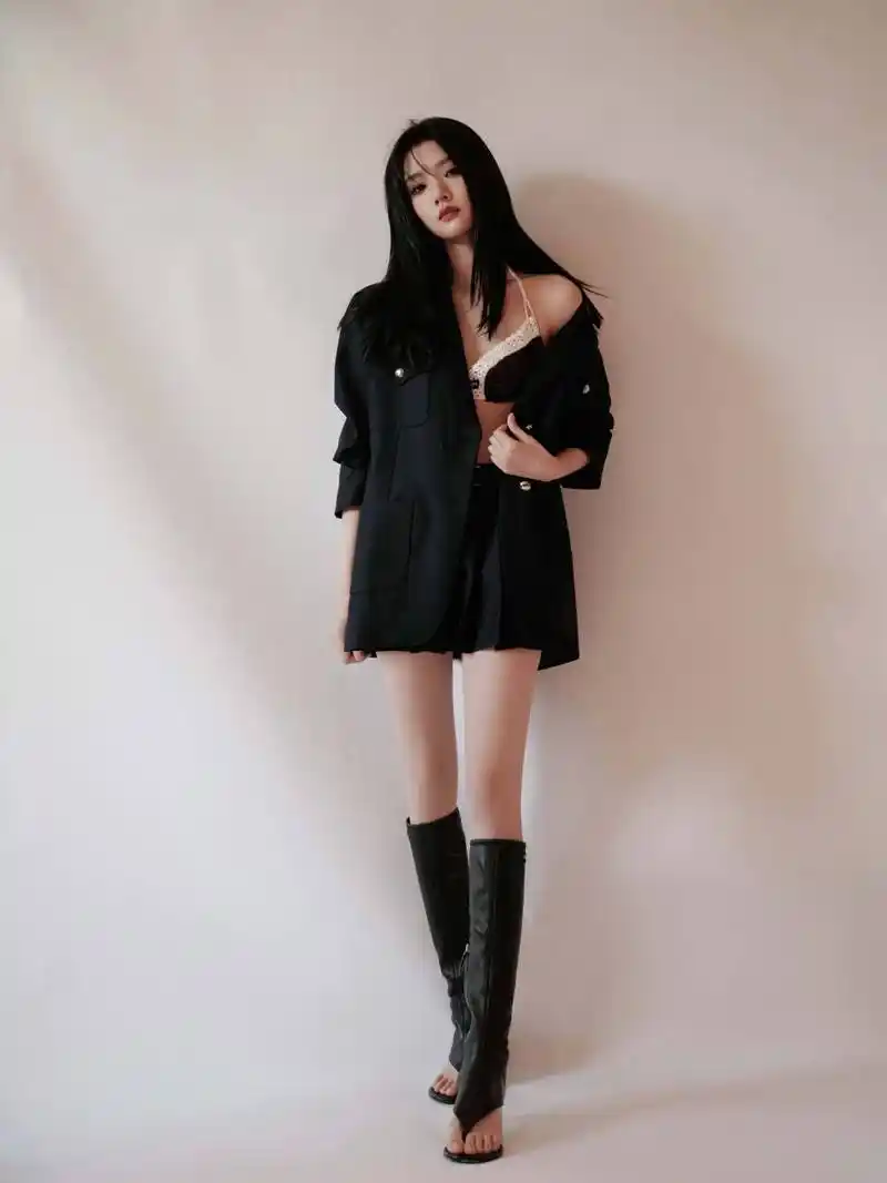 演员任敏脚穿夹趾皮凉鞋出席活动照,2018年,任敏出演大银幕处女作