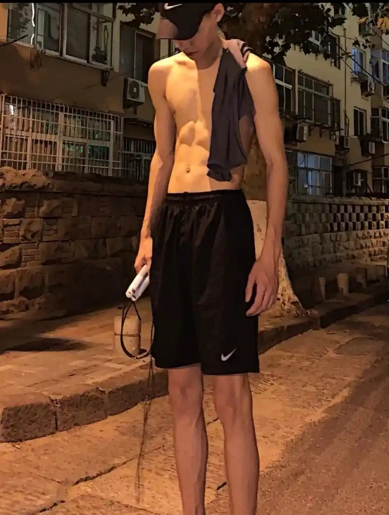 腹肌男神高清图