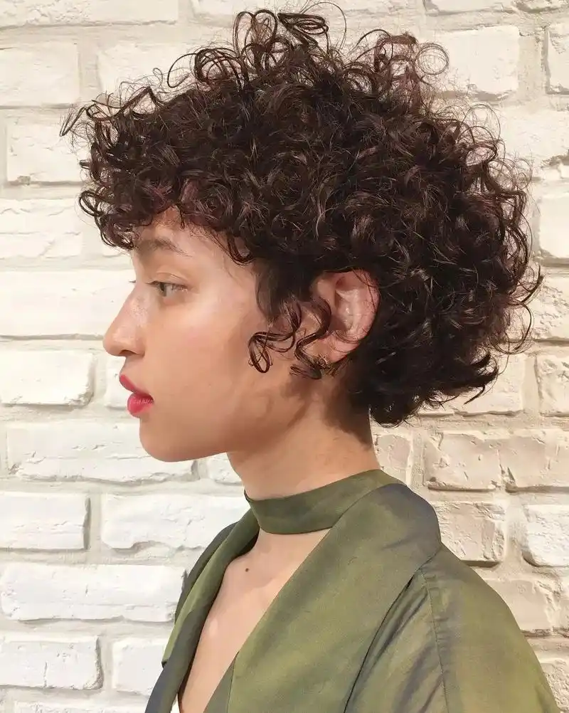 放弃大波浪吧,2020年流行回头率超高的"弹簧卷",洋气还显脸小