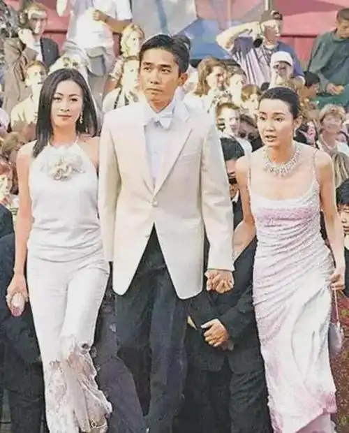 62岁"电眼男神"梁朝伟,白发不染不要孩子,活成自己想要的样子