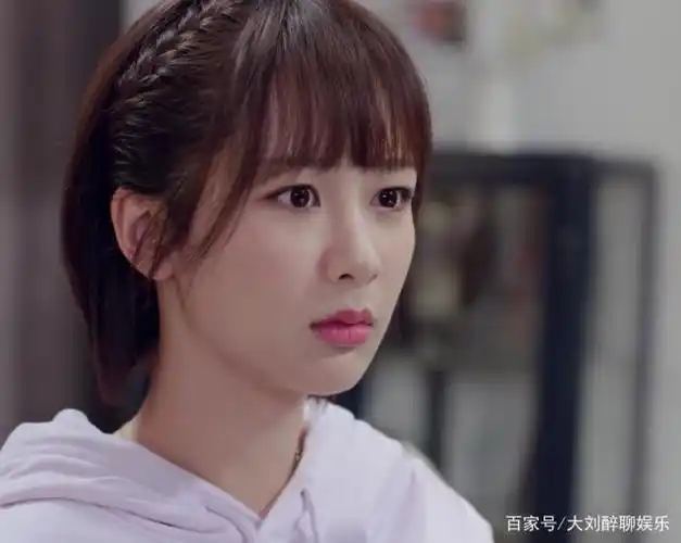 杨紫在《亲爱的,热爱的》中扮演的佟年,精灵古怪,可爱至极,我个人觉得