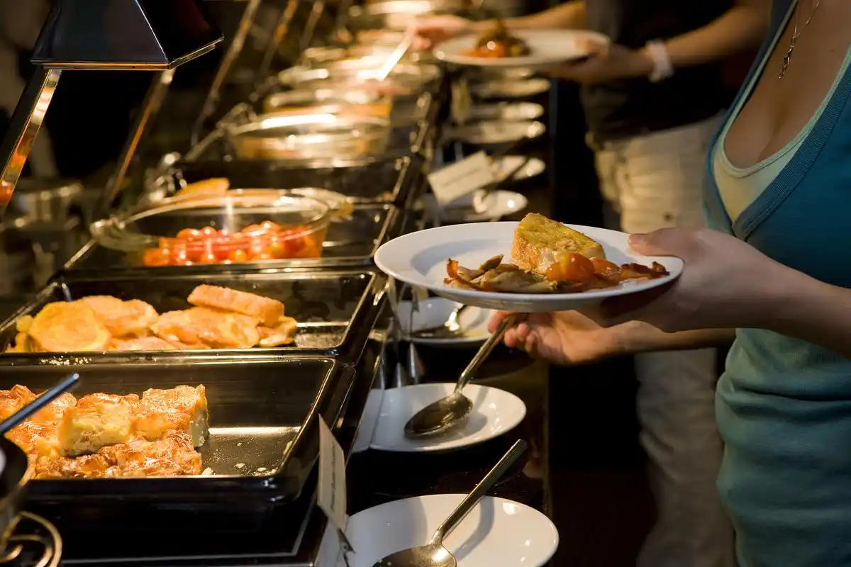 交了"浪费押金",自助餐厅就能减少浪费吗?_凤凰网科技_凤凰网