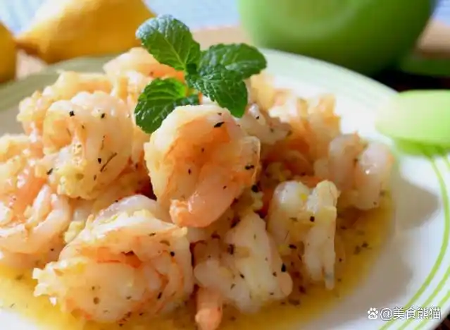 蒜蓉奶油虾仁是西式作法,却意外地与白饭成为麻吉,蒜香融合虾汁再结合
