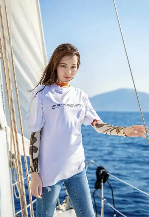 夏日t恤该怎么穿?快来看看这3位女明星,轻松教你成为一个酷girl