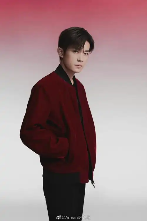 易烊千玺新年红拍摄大片复古酒红外套尽显成熟魅力