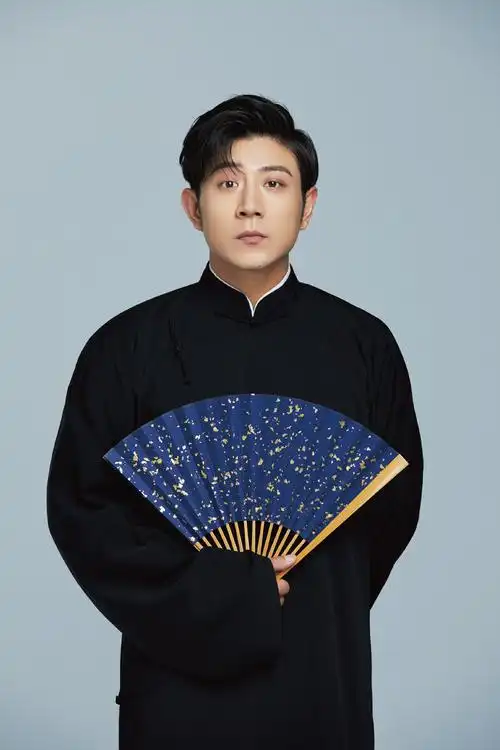 > 高晓攀黑色长袍帅气图片写真(2/3)