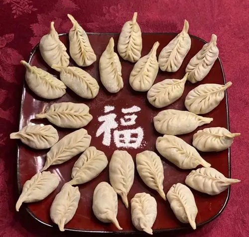 在网上学会包小老鼠的饺子,不难,但是包成一模一样需要练习.