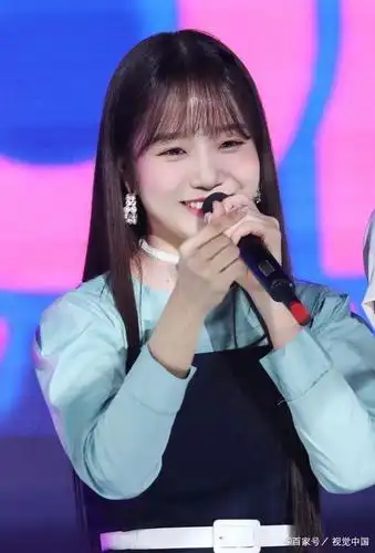 韩国女团camila可爱亮相《the show》,iz*one夺冠甜美比心