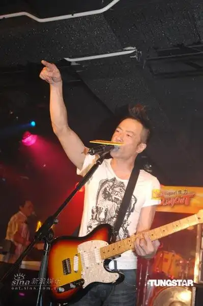 黄贯中卖力演唱黄贯中