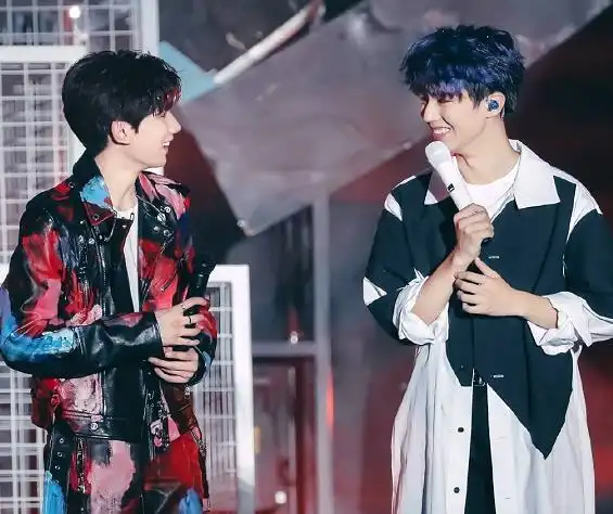 王源王俊凯不顾公司阻拦,同时晒照暴露位置,牵手对视太甜了