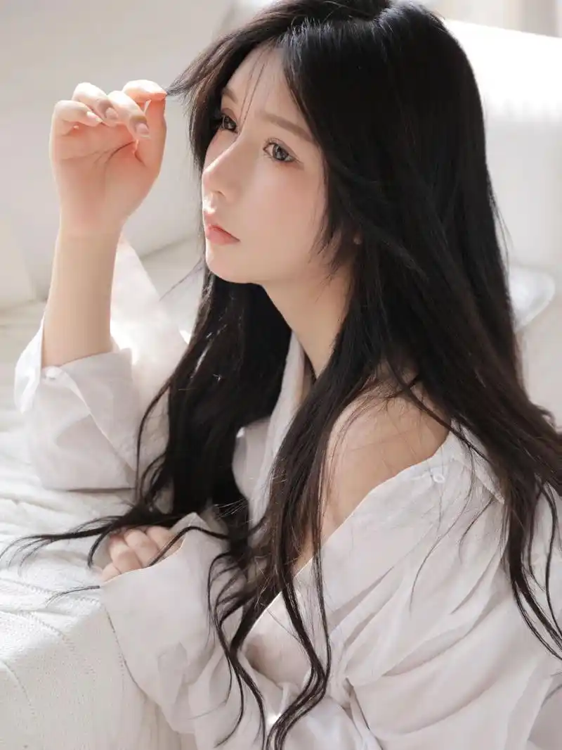 你的女朋友喜欢穿白衬衫吗?漂亮女人就是不一样,基础穿搭很漂亮