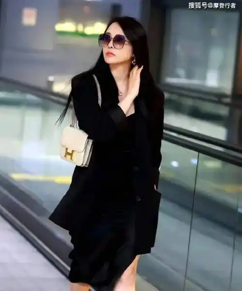 伊能静身着一条不规则开叉的黑色长裙,完美诠释了"简约大气"的穿搭