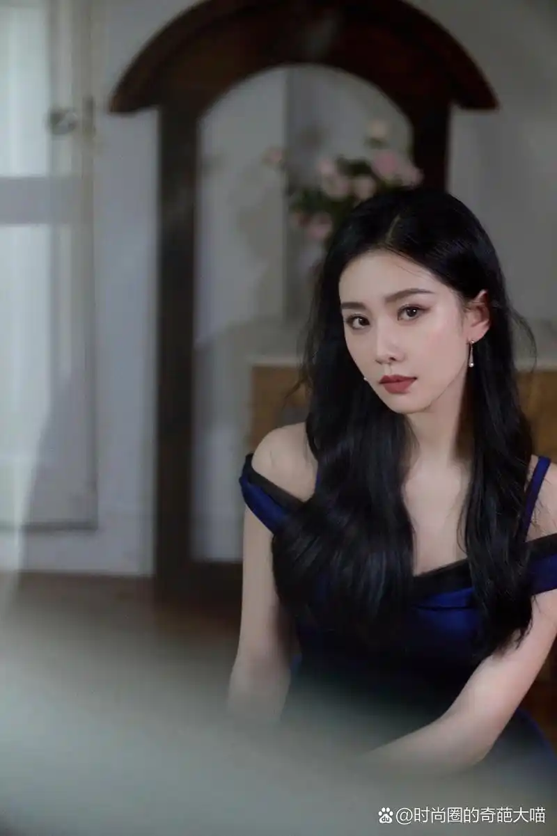 刘诗诗|今日活动造型图,蓝色长裙 披肩长发,美丽动人97 6767