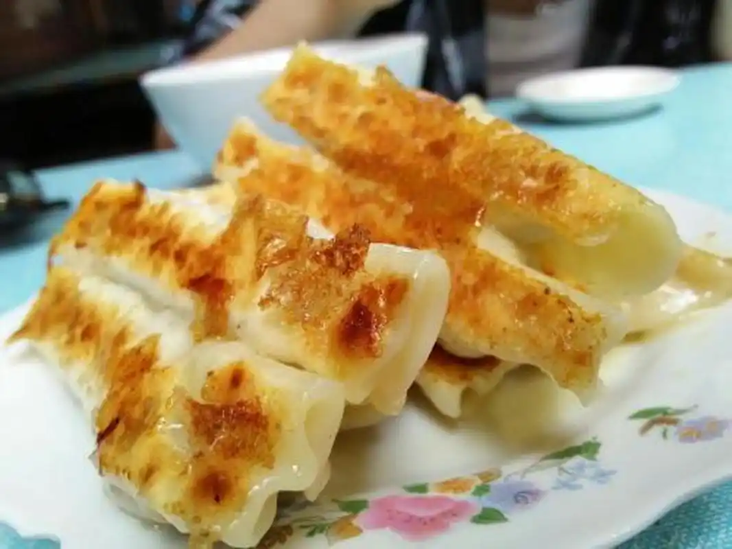 城市身边事#【青岛美食】青岛锅贴,山东青岛著名的汉族小吃,锅贴包制