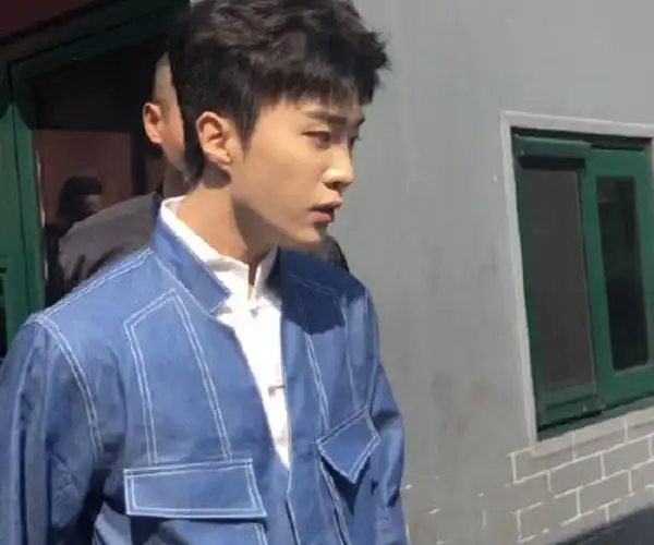 范丞丞抽烟吗传范冰冰复出借弟弟炒作