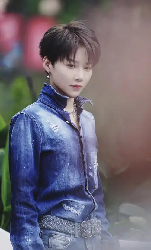 c位成团刘雨昕,一身牛仔出席《我和我的家乡》首映礼,帅气十足_中性