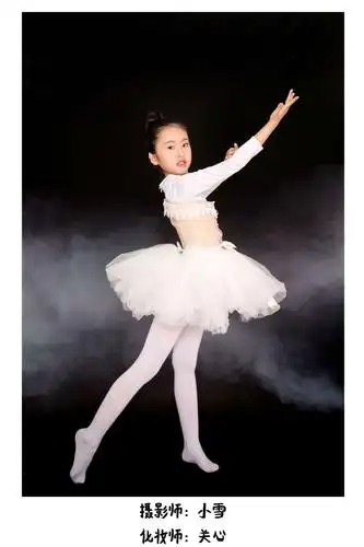 舞蹈是一门艺术,优美的舞姿给人以美的熏陶,让人如痴如醉.