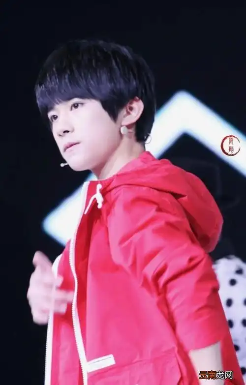 粉丝被告知易烊千玺在身后 易烊千玺在身后