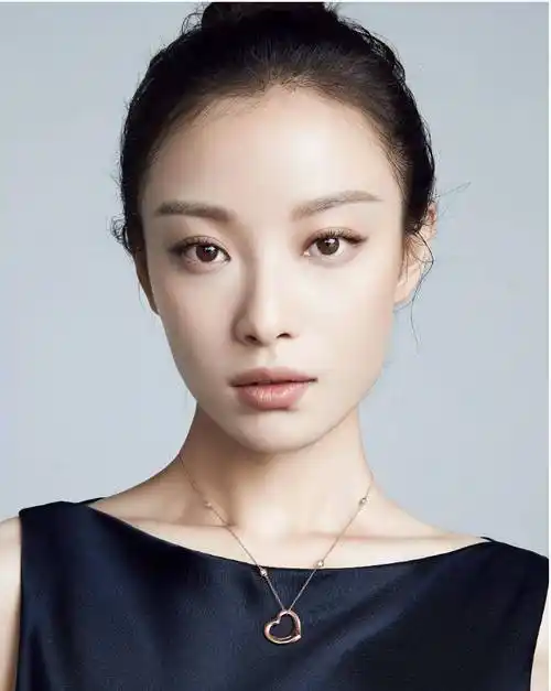 倪妮:身材馋得人流口水,肤白貌美,魔鬼身材,时尚感独树一帜!