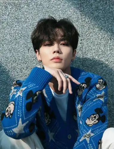 原创林彦俊1米81的高个,穿鼠年毛衣拍大片!这模特身材穿啥都好看啊