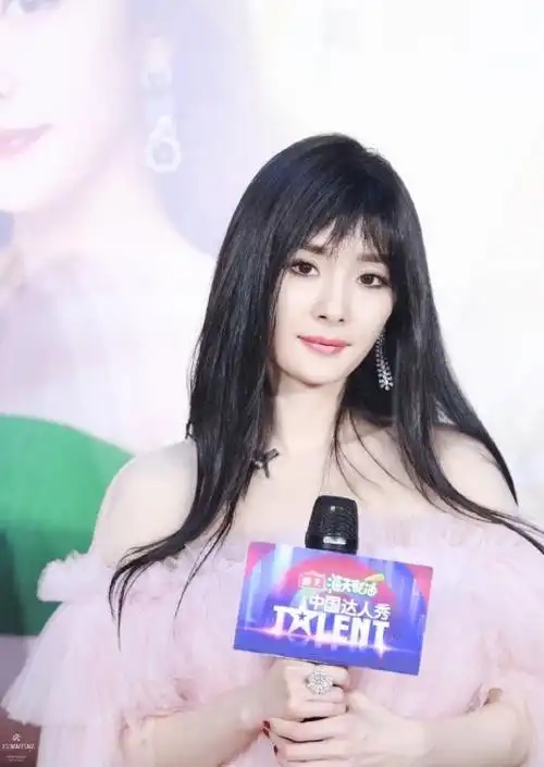 杨幂挑战空气刘海烟熏妆惨遭网民狠酸老水