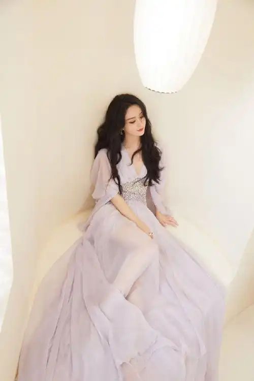 赵丽颖薄纱长裙粉粉嫩嫩大波浪长发温柔又优雅