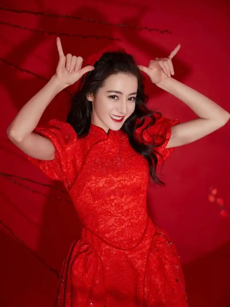迪丽热巴穿红色改良版旗袍,美丽不俗气