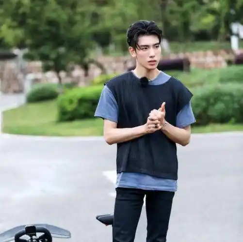 这一张照片是王子异在录制歌曲时候私下里穿的衣服,一身粉色卫衣的