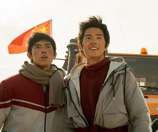 之后,陈凯歌执导电影《我和我的祖国》,并让陈飞宇和刘昊然一起主演了