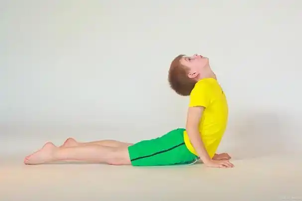 睡前一招长高十厘米,睡前4个长高小动作简单又轻松