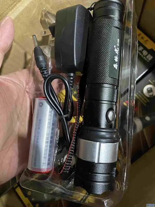 森林虎可充电可调焦强光手电筒