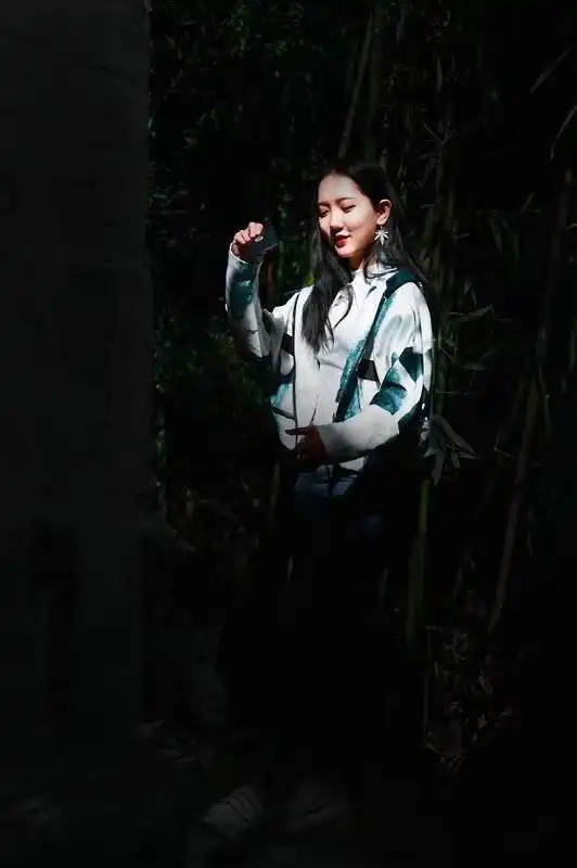 月夜下的小姑娘,在静静地等人(图)