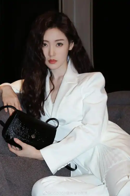 品牌代言人 张天爱身穿cocoon·23春季·花园系列白色西装套装把不一