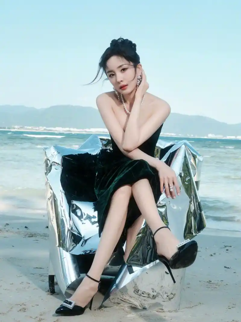 杨幂海滩大片,墨绿色抹胸礼服裙,灵动柔美