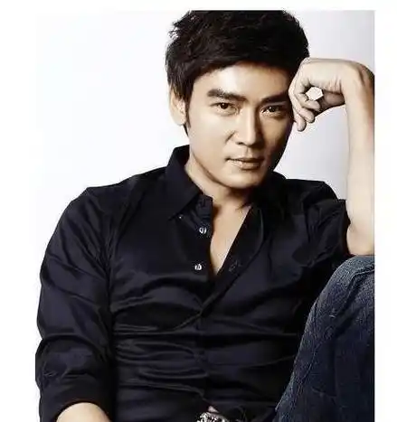 53岁的焦恩俊晒出消瘦近照,俊俏容貌已变样,前后判若两人当年,处于