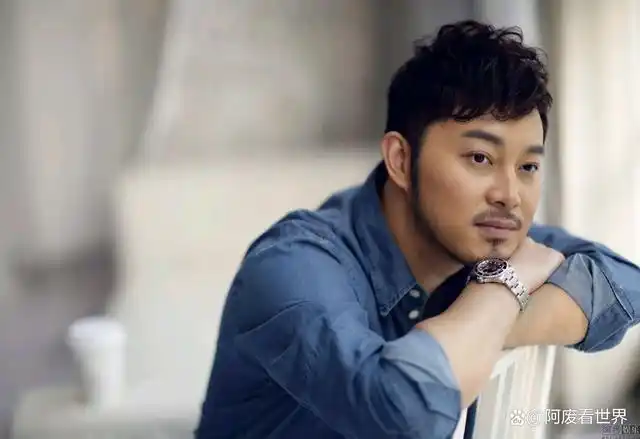 他曾经是面如冠玉,目似朗星的英俊少年,如今是络腮胡子中年发福的大叔