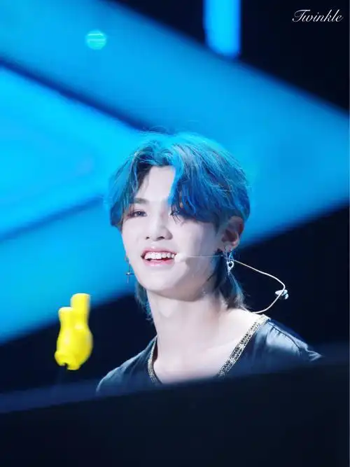 黄明昊justin蓝发