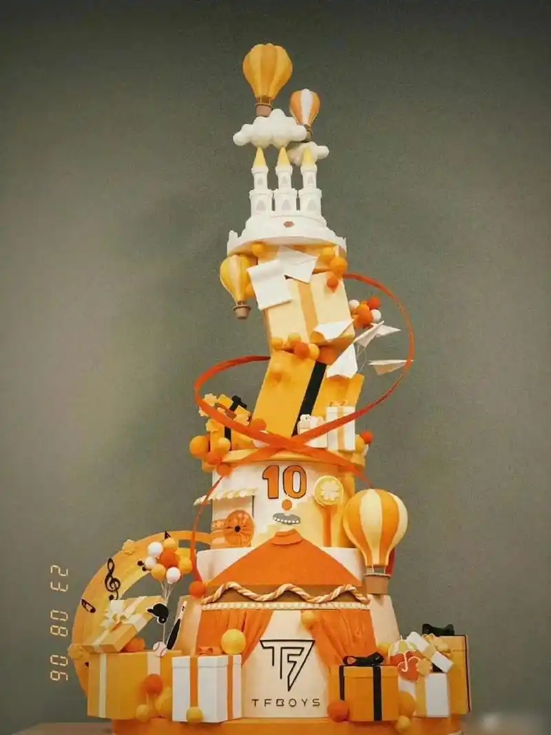 tfboys十周年蛋糕,店家客服的回应 做的东倒西歪,是不是要的就是塌的