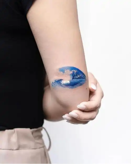 手臂海浪纹身