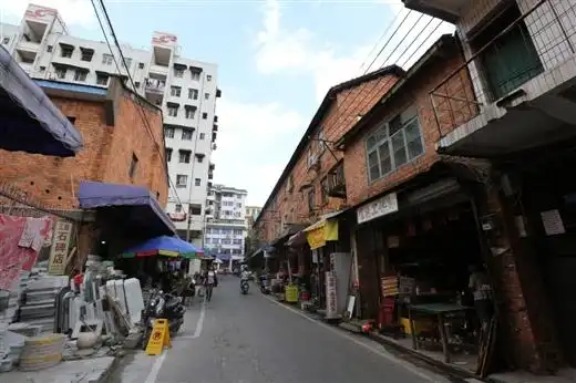 路上的老式建筑石巷口的青砖在讲述它们的历史中山路旧貌已在悄然改变