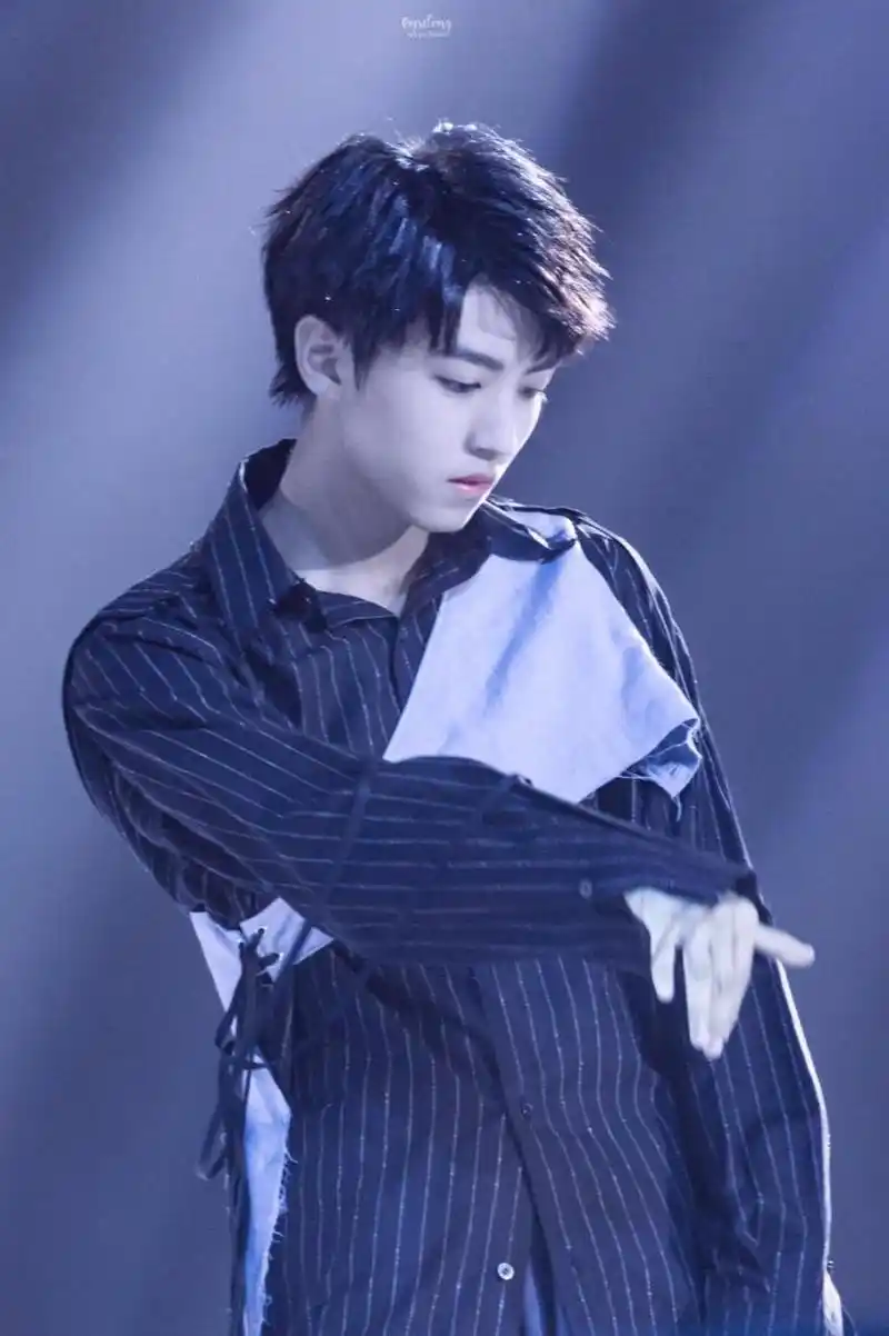 我把这里当树洞: 记得第一次关注到王俊凯是在四周年演唱会上,那一头