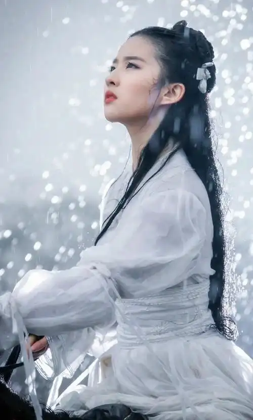 刘亦菲17岁跑步旧照#犹记得她1岁的时候拍的小龙女,不愧是骨相美女