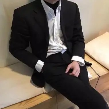 男生穿西装半身头像