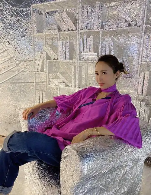 原创49岁黎姿晒私服照,白t恤配牛仔裤简约随意,蓬松短发时髦有活力