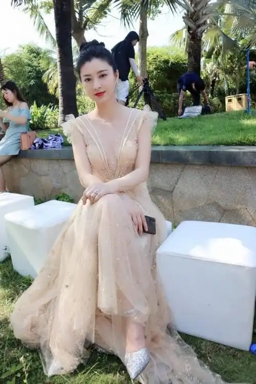 沈眉庄斓曦发文引担忧8个字充满悲愤疑似为江歌母亲发声