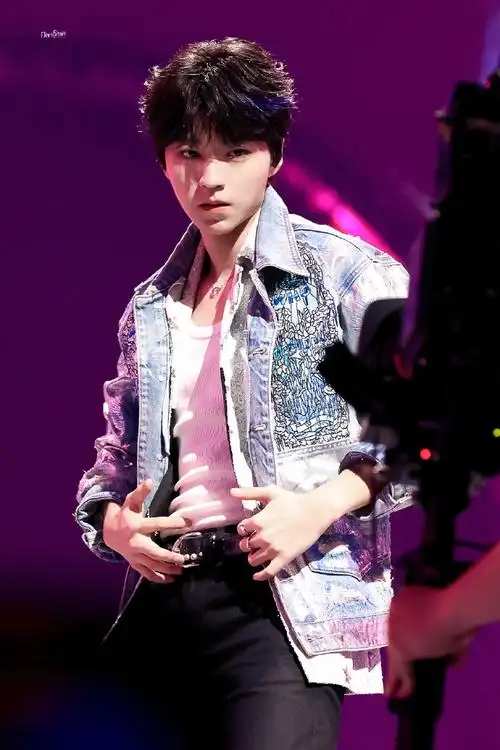 王俊凯超话#王俊凯江苏卫视跨年#舞台上的王俊凯也太帅了@tfboys